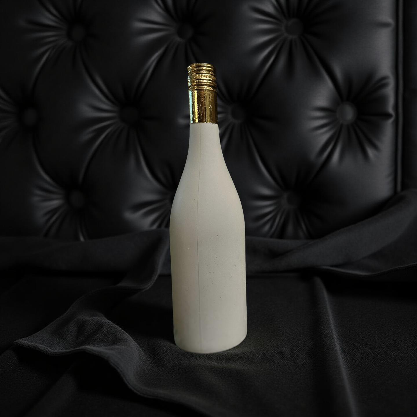 Handgegossene Deko-Weinflasche aus weißem Gips mit vergoldetem Verschluss- walchstreet Skulptur "Le Minuit"